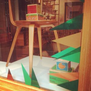 wonderwood-visitus-storewindows-fall2014-be